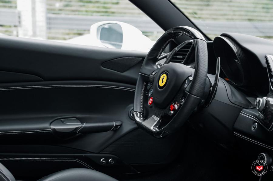 Интерьер Ferrari 488 GTB on Vossen Wheels (S21-01) 2019 года  (фото 18 из 52)